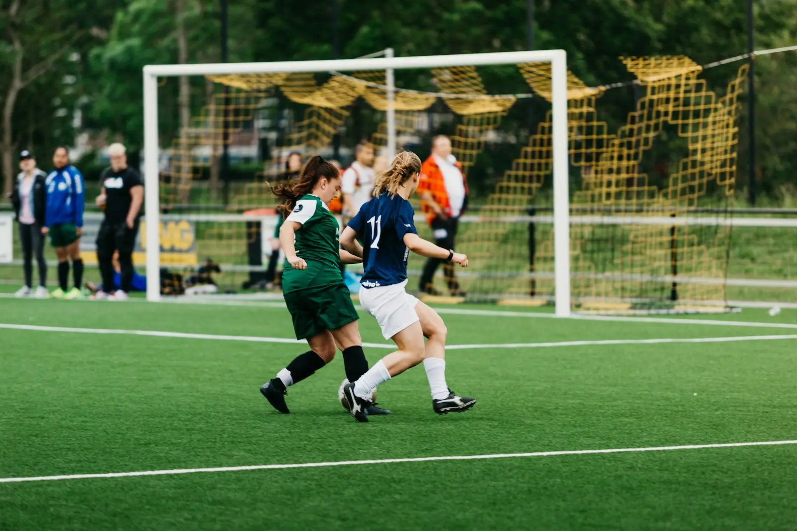 Vrouwen in actie tijdens een wedstrijd op het groene veld